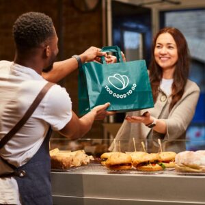 Na długą podróż autokarem warto spakować kanapki, owoce i butelkę wody niegazowanej