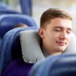 Podróżni wybierają miejsca przy oknie i zabierają małe poduszki podróżne na szyję