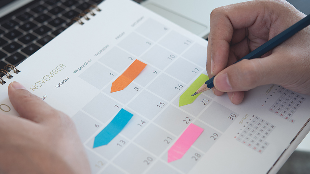 Ubezpieczenie od zgubionego lub uszkodzonego bagażu Otwarta pusta walizka na lotnisku obok zaniepokojonego właściciela bagażu