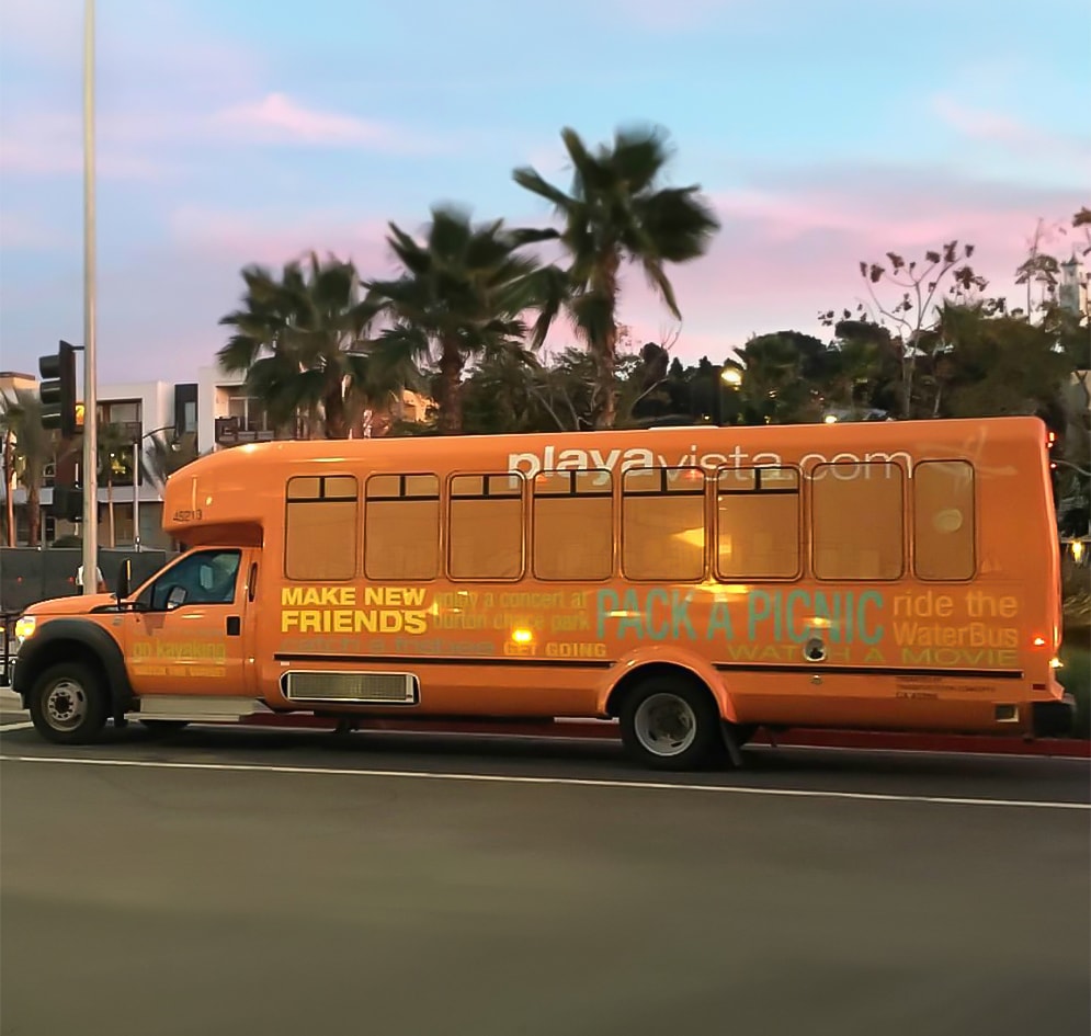 Ręka trzymająca tani bilet autobusowy do Wenecji z Polski