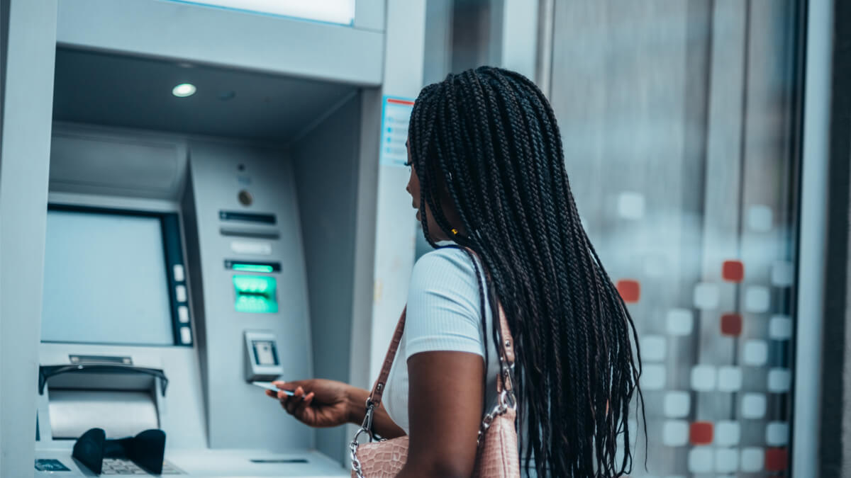 Ekran bankomatu pyta o potwierdzenie dwuprocentowej prowizji transakcyjnej