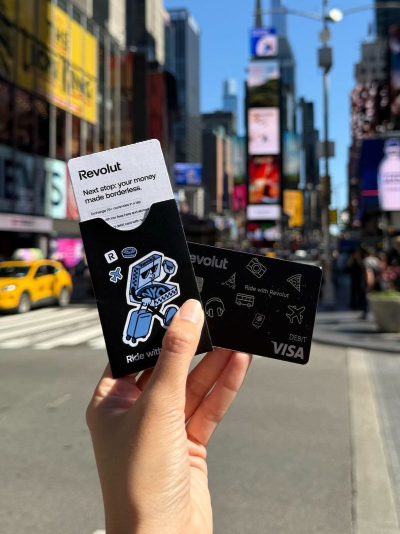 Wymiana gotówki w zagranicznym kantorze z prowizjami Podróżniczka liczy banknoty euro w kantorze obok tablicy z wysokimi kursami