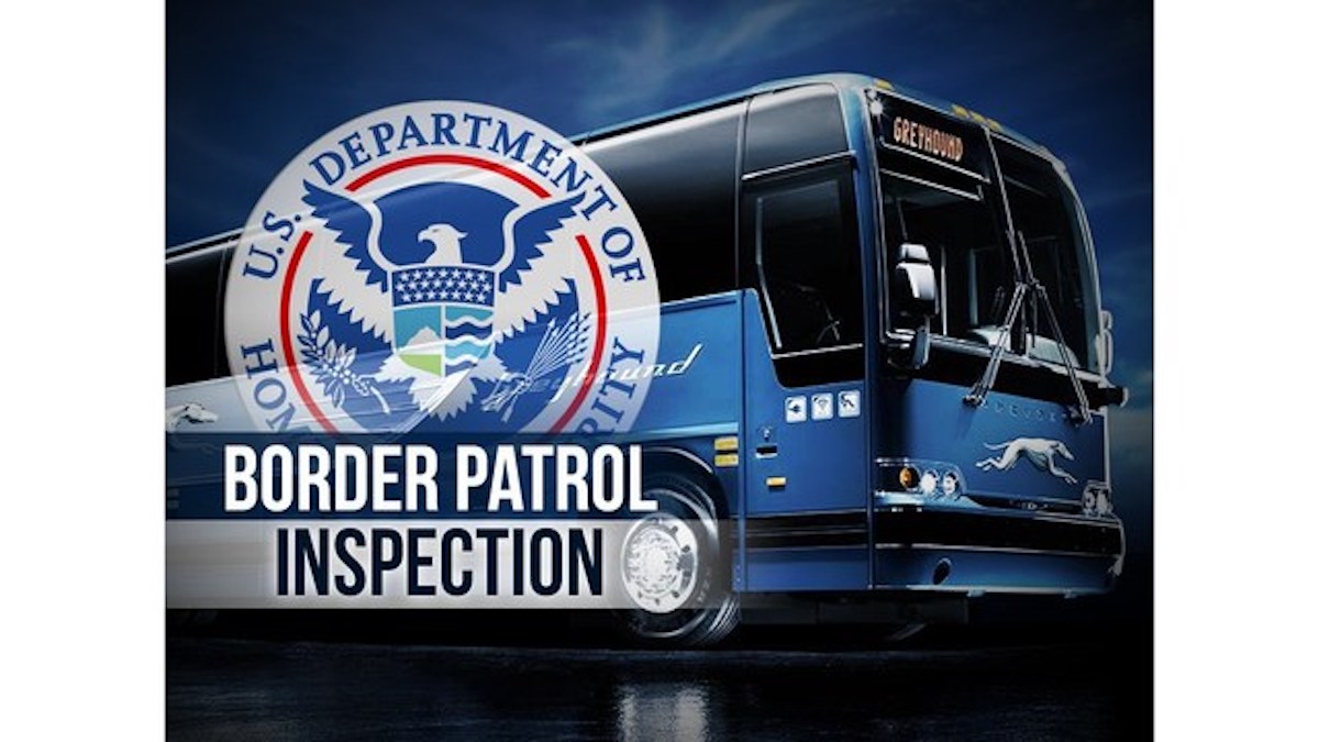 Zakazane przedmioty w bagażu Paczka papierosów i butelki alkoholu obok znaku zakazowego w bagażu