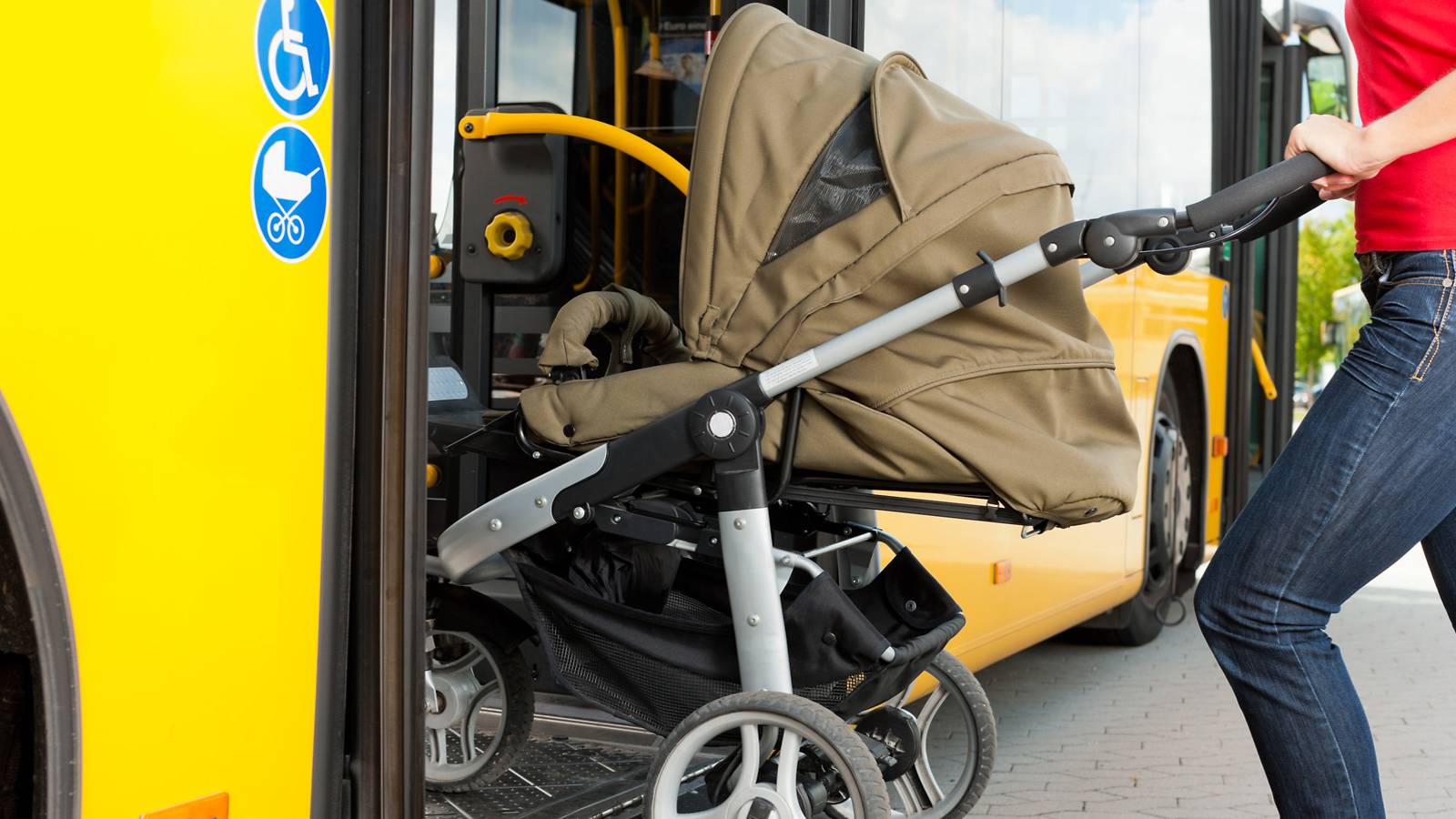 Pełny bagażnik auta z wózkiem dziecięcym walizkami i torbami podróżnymi