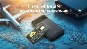 Uśmiechnięty podróżnik trzyma smartfon z ikoną eSIM na tle lotniska i walizki