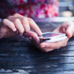 Mapa świata z podświetlonymi krajami poza Unią Europejską i falami sygnału Wi-Fi