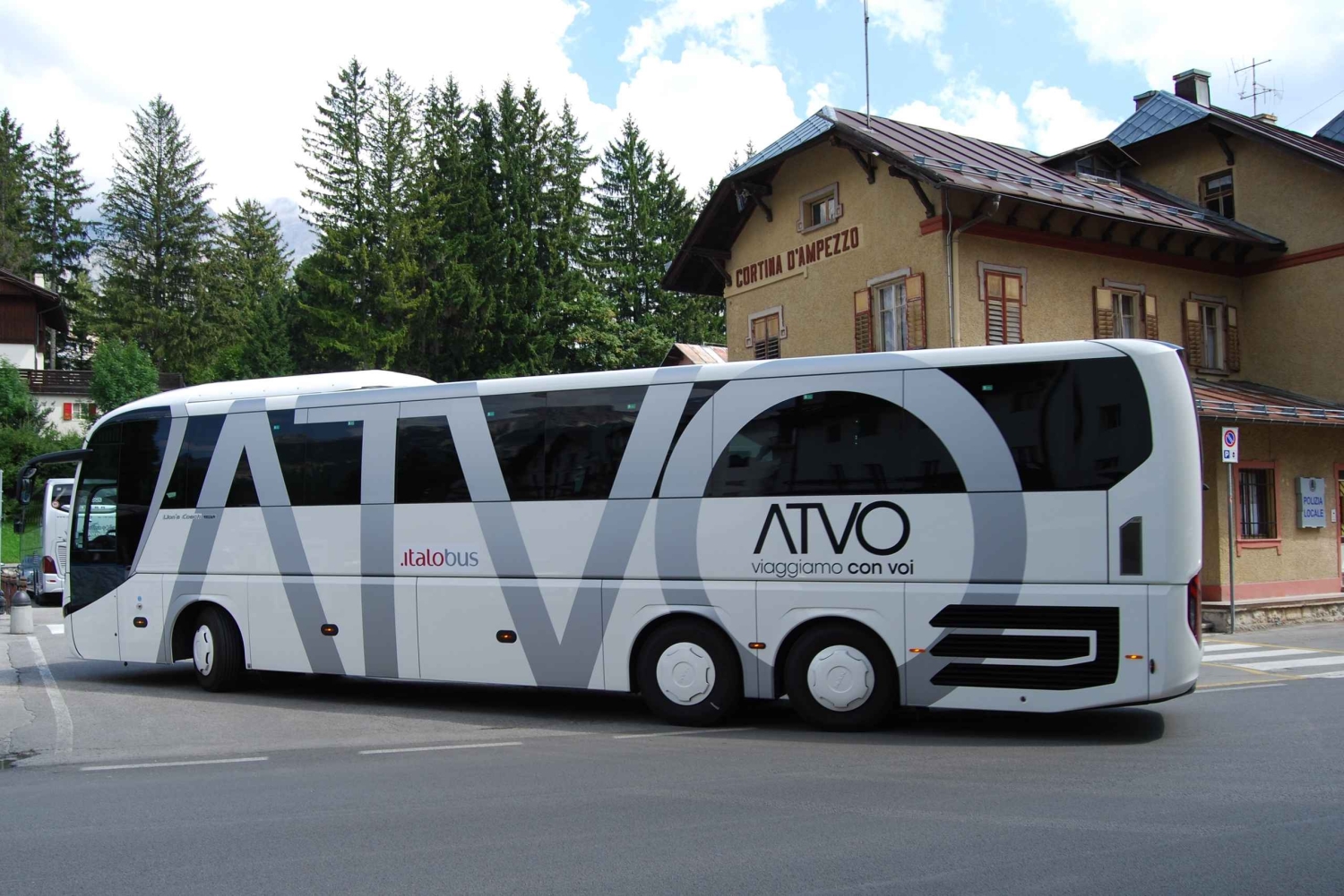 Autobus na granicy polsko-czeskiej z tablicą powitalną w tle