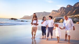 Rodzina na plaży trzyma polisę ubezpieczeniową podczas letnich wakacji nad morzem