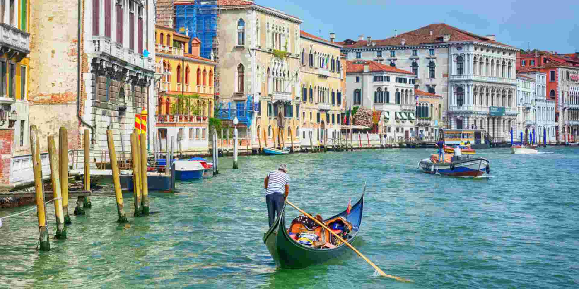 Plecak i walizka zapakowane do bagażnika busa przed wyjazdem