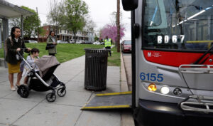 Otwarty bagażnik samochodu z włożonym złożonym wózkiem dziecięcym gotowym do podróży