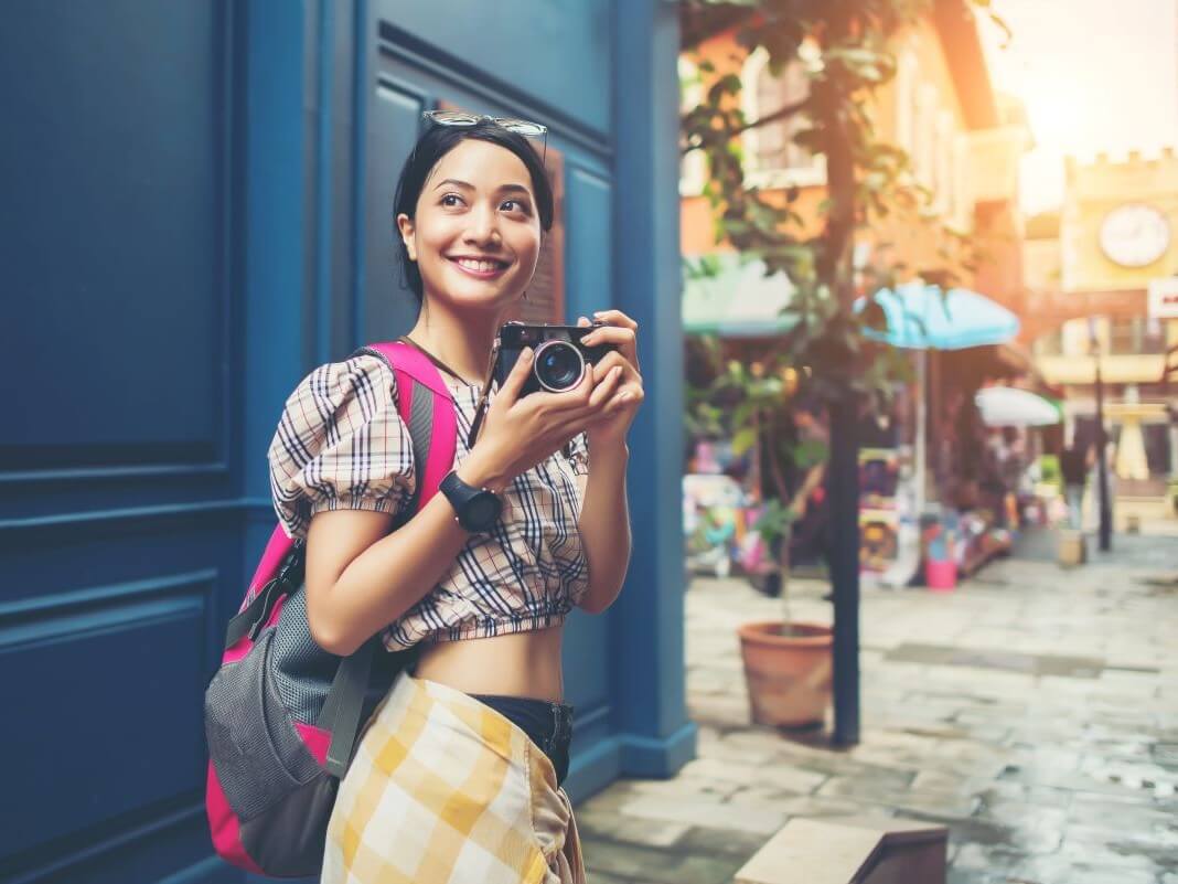 Ekran bankomatu wyświetla prowizję trzy euro za wypłatę gotówki