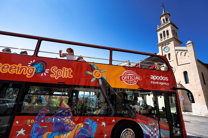 Plac w Zagrzebiu tłumy turystów na Placu Ban Jelačicia w Zagrzebiu