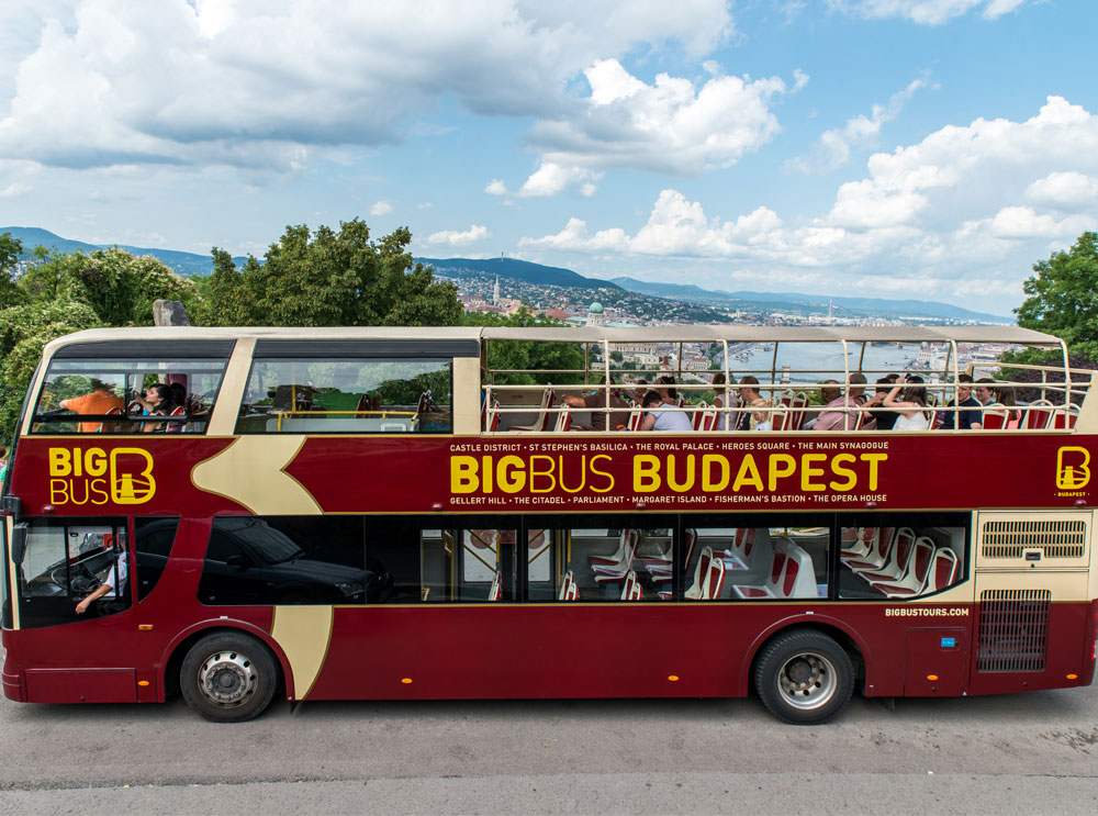 krajobraz węgierskich wzgórz za oknem autobusu