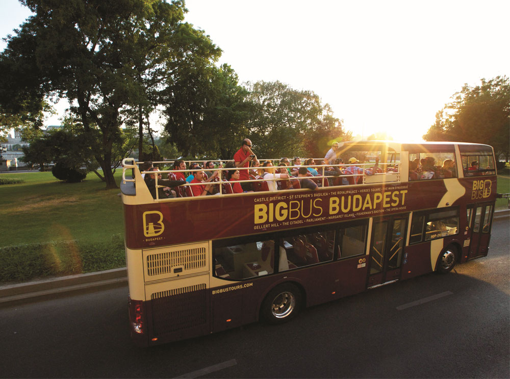 grupa pasażerów wsiadających do autobusu turystycznego