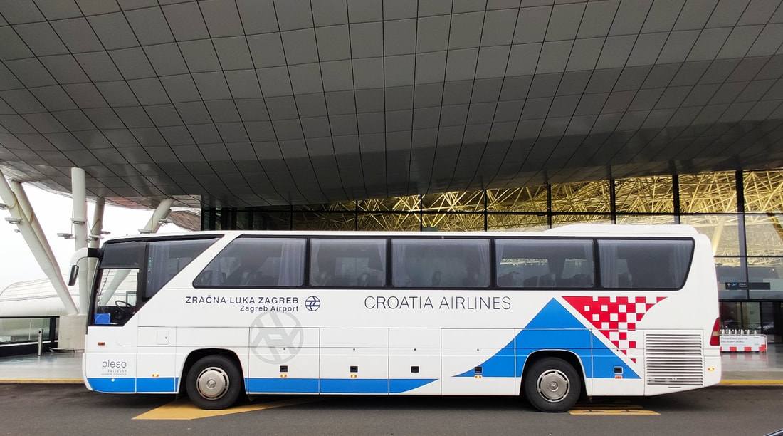 Autokar nad zatoczką autokar zaparkowany przy malowniczej zatoczce nad morzem